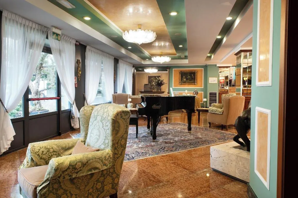 Lobby, Santa Barbara, Milan