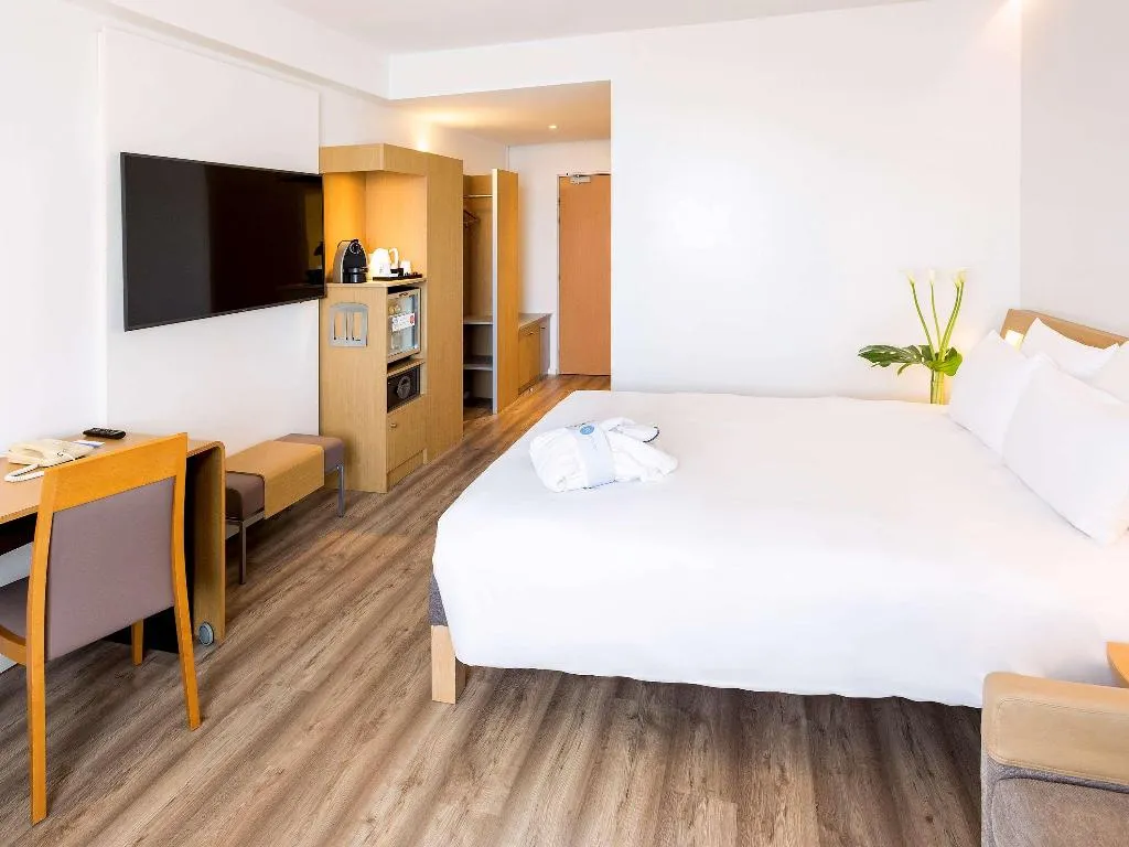 DOUBLE SUPERIOR QUEEN BED Room, Novotel Madrid Feria and Airport, Madrid