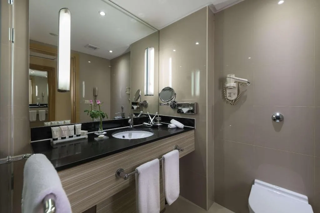 SUITE KING SIZE BED Room, Radisson Blu Cairo Heliopolis, Cairo