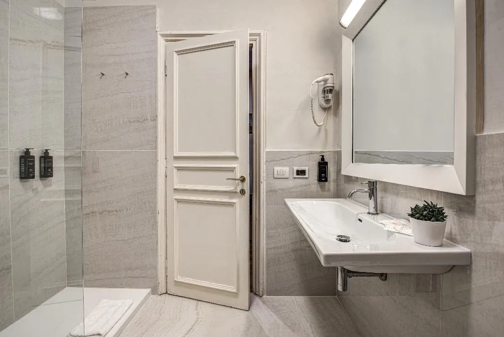 Double or Twin CLASSIC WITH BALCONY Room, Majestic Palace, Naples