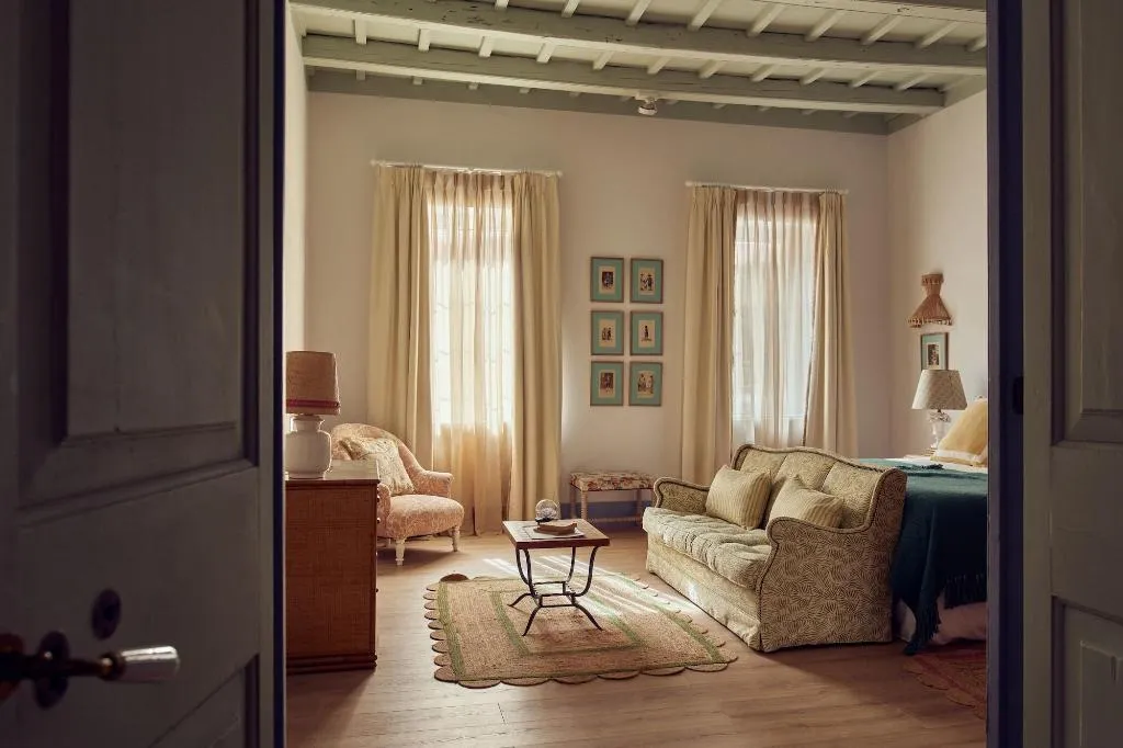 Room, Cristine Bedfor, Menorca