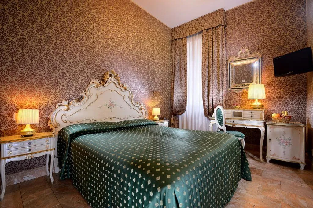 TWIN STANDARD Room, Canaletto, Venice