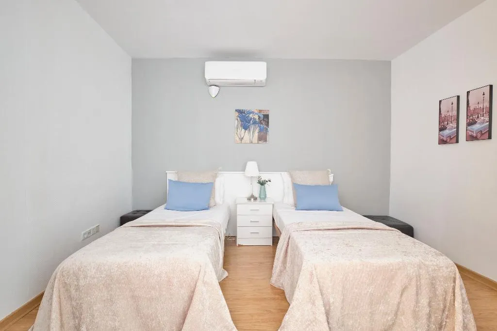 APARTMENT FOUR BEDROOMS Room, Apartamentos en Sol, Madrid