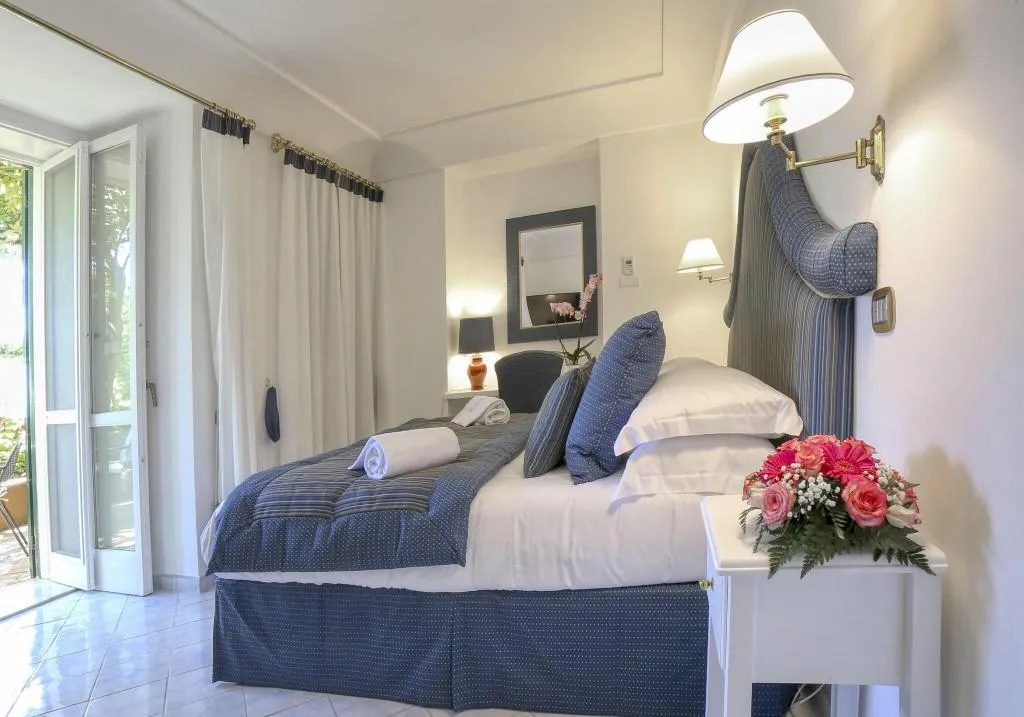 DOUBLE CLASSIC KING BED Room, Hotel Palazzo Confalone, Naples