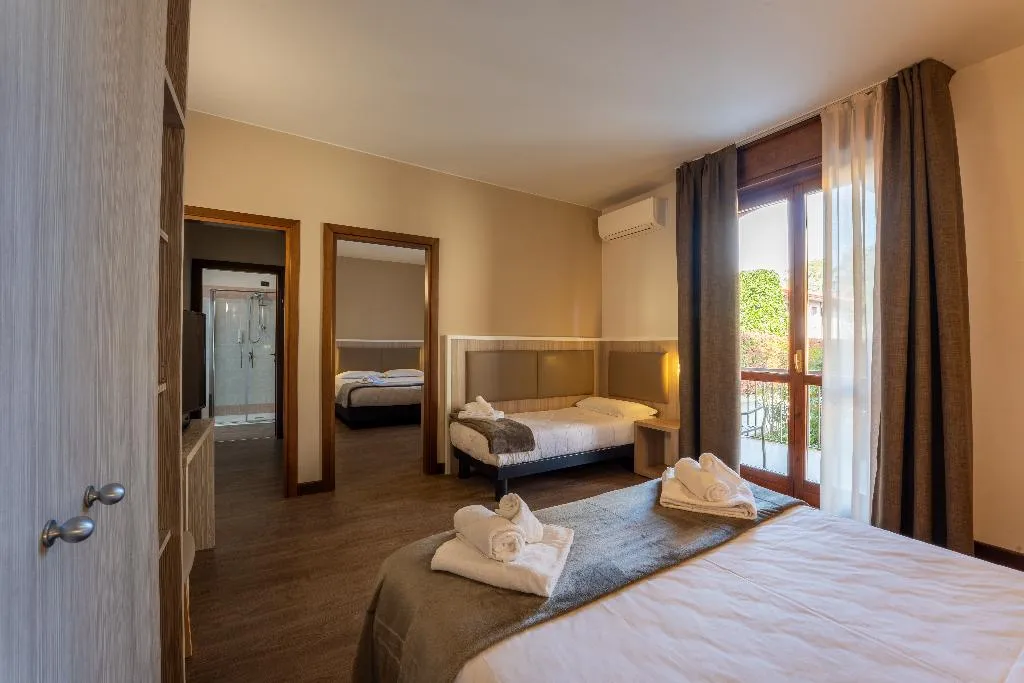 JUNIOR SUITE CAPACITY 5 Room, Hotel Gardenia Sirmione, Milan