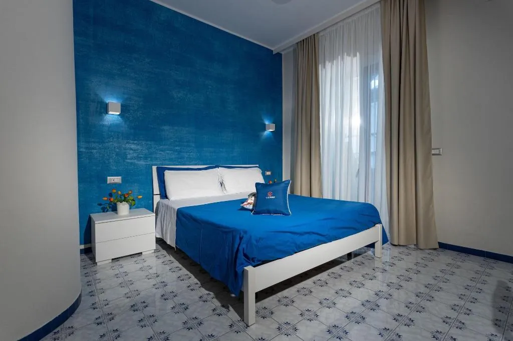 Room, The Reef, Naples