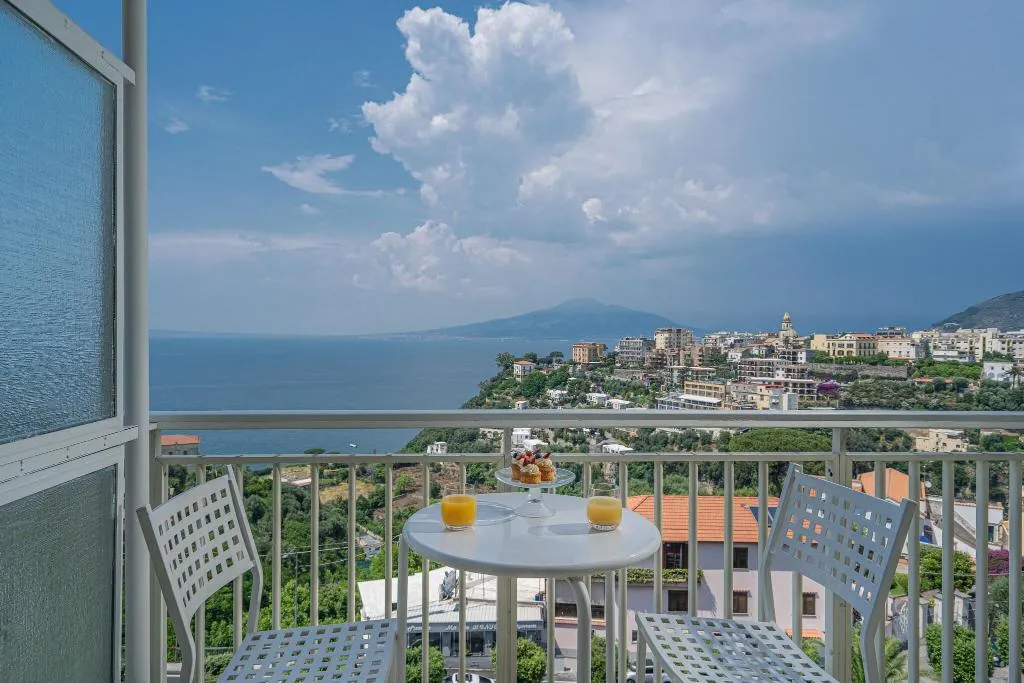 Room, Grand Hotel Moon Valley, Naples
