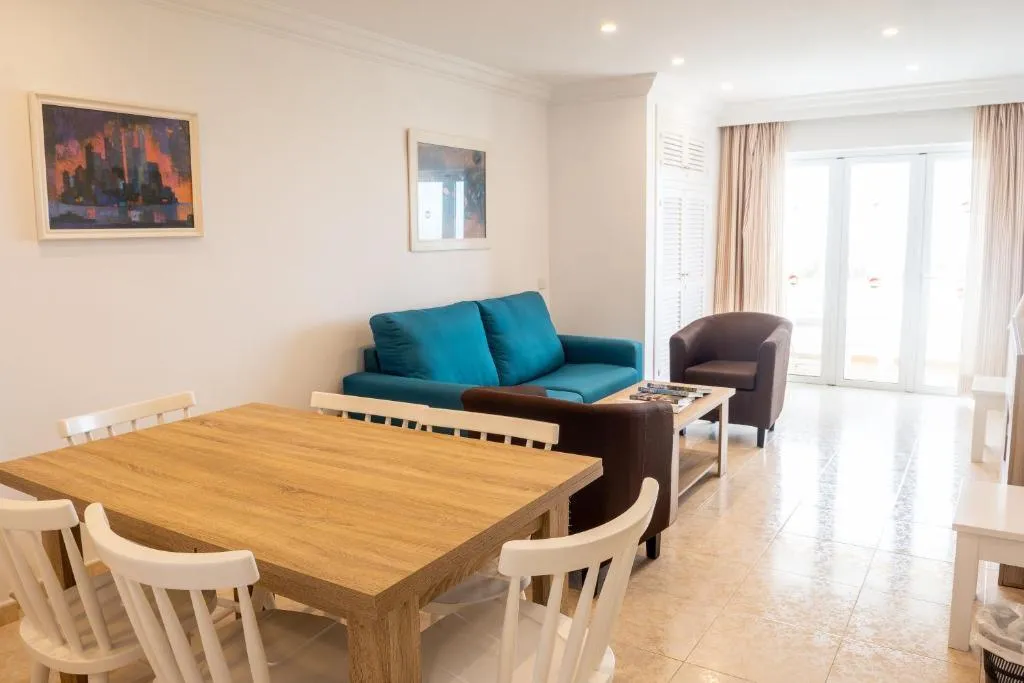 APARTMENT CAPACITY 6 TWO BEDROOMS Room, Hamilton Court, Menorca