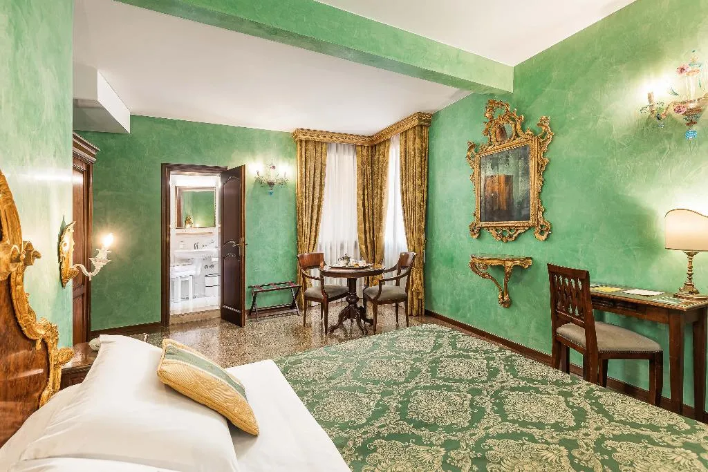 Double or Twin DELUXE CANAL VIEW Room, Marconi, Venice