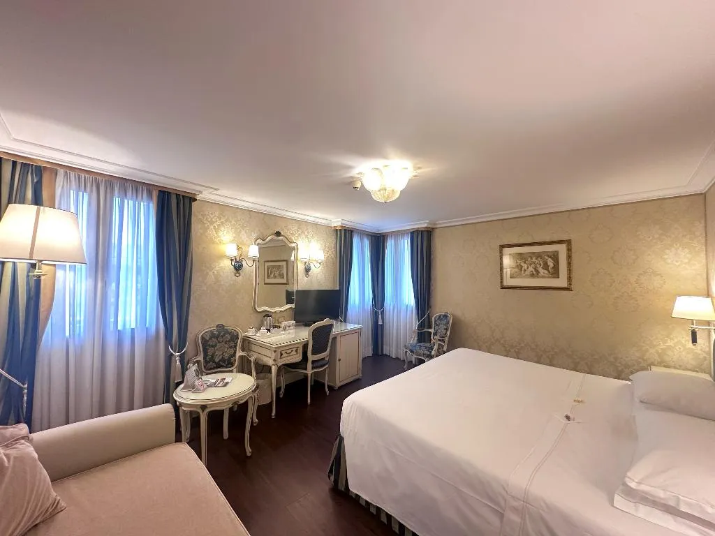 JUNIOR SUITE CANAL VIEW Room, Antiche Figure, Venice