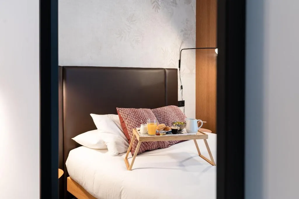 Room, Welldone Quality-Crystal Pool, Seville