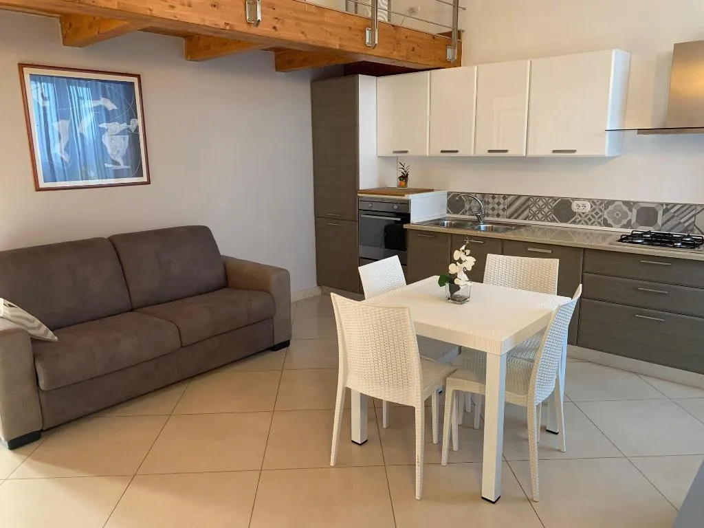 Room, Soleluna, Naples