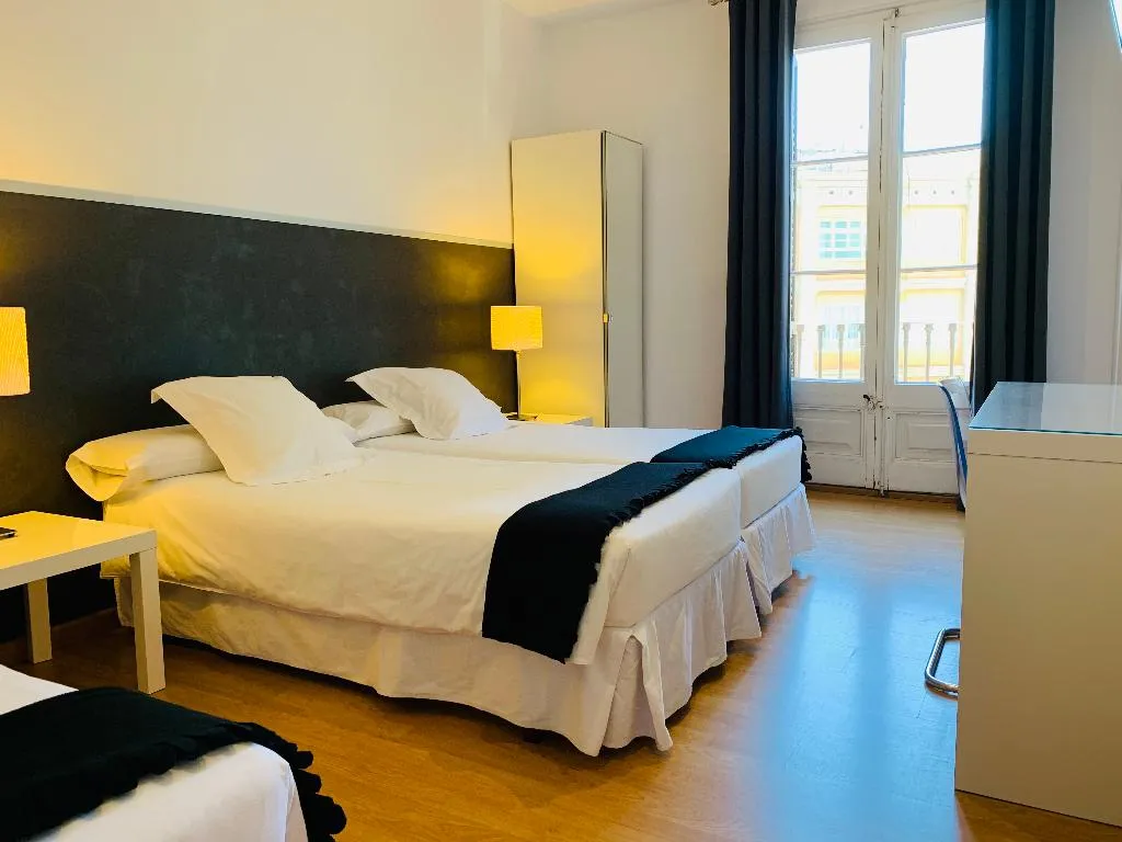 TRIPLE Shared external bathroom Room, Super Balmes Guest House, Barcelona