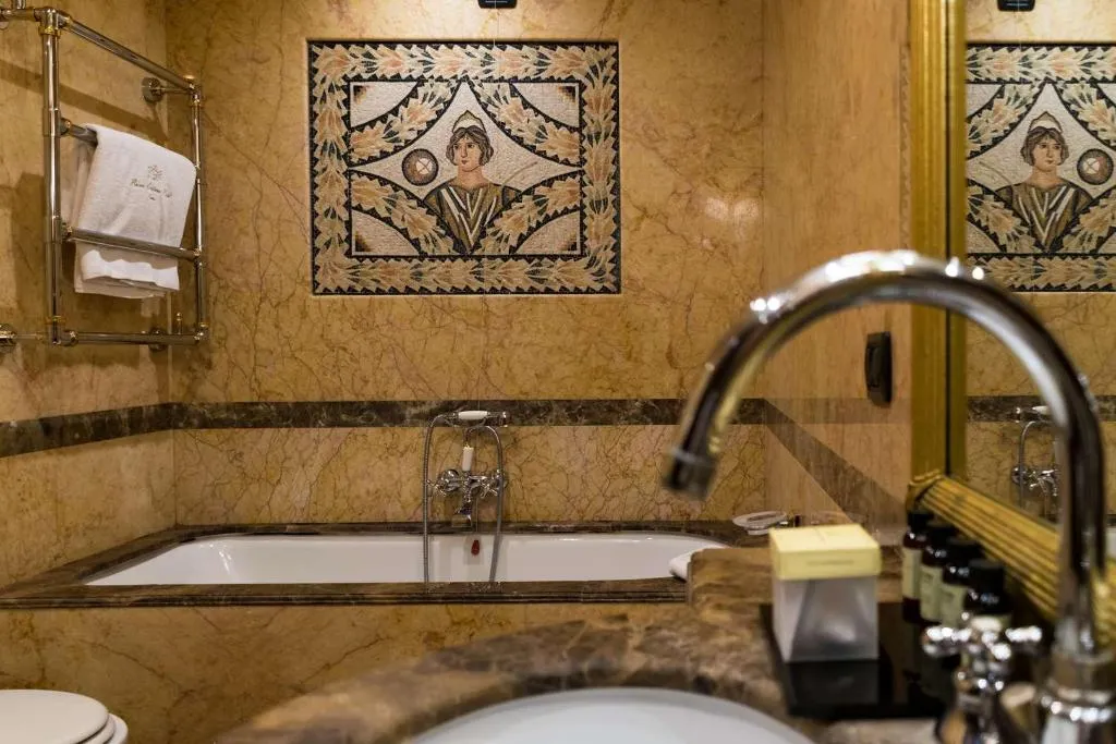 Room, River Chateau, Rome