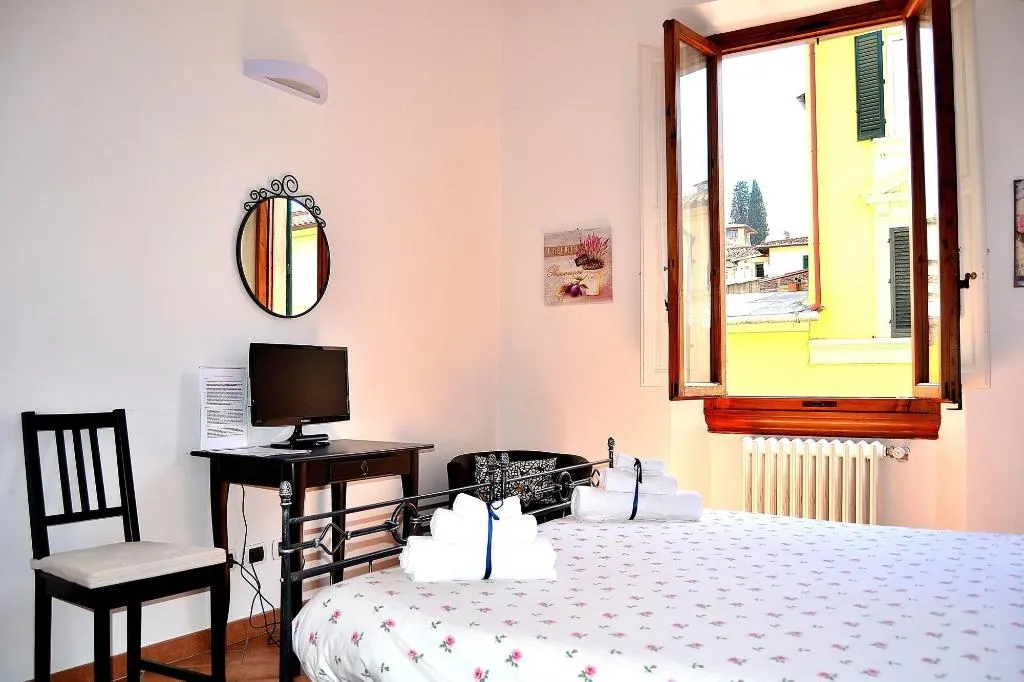 Room, Chez Moi, Florence