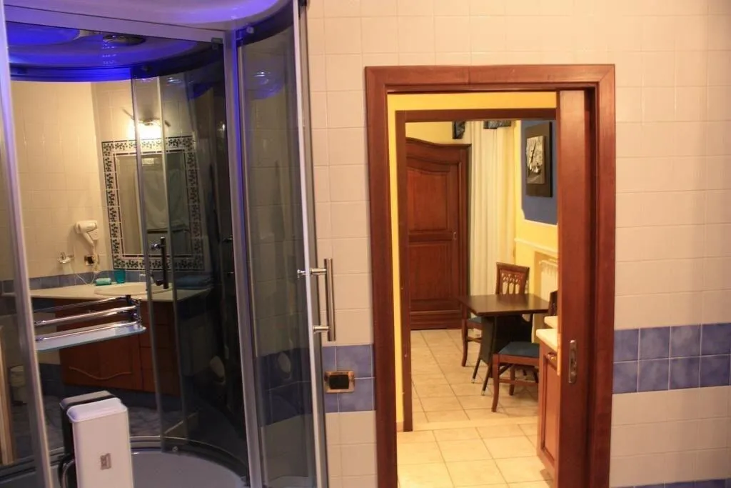 Room, Del Corso, Naples