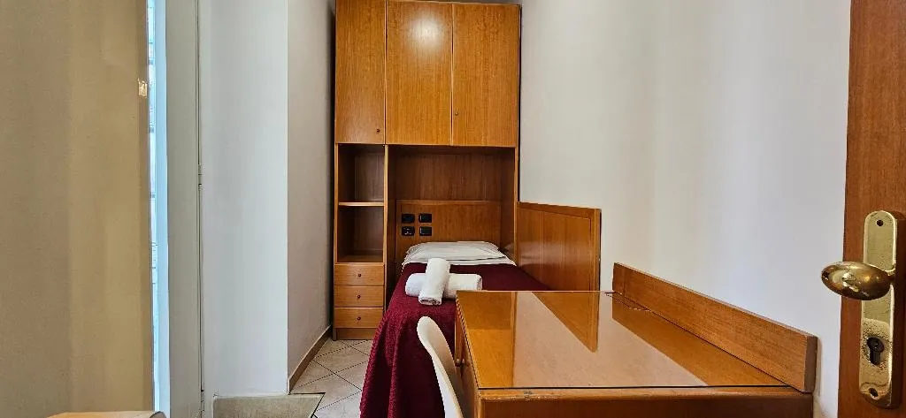 SINGLE Shared external bathroom Room, Zara, Naples