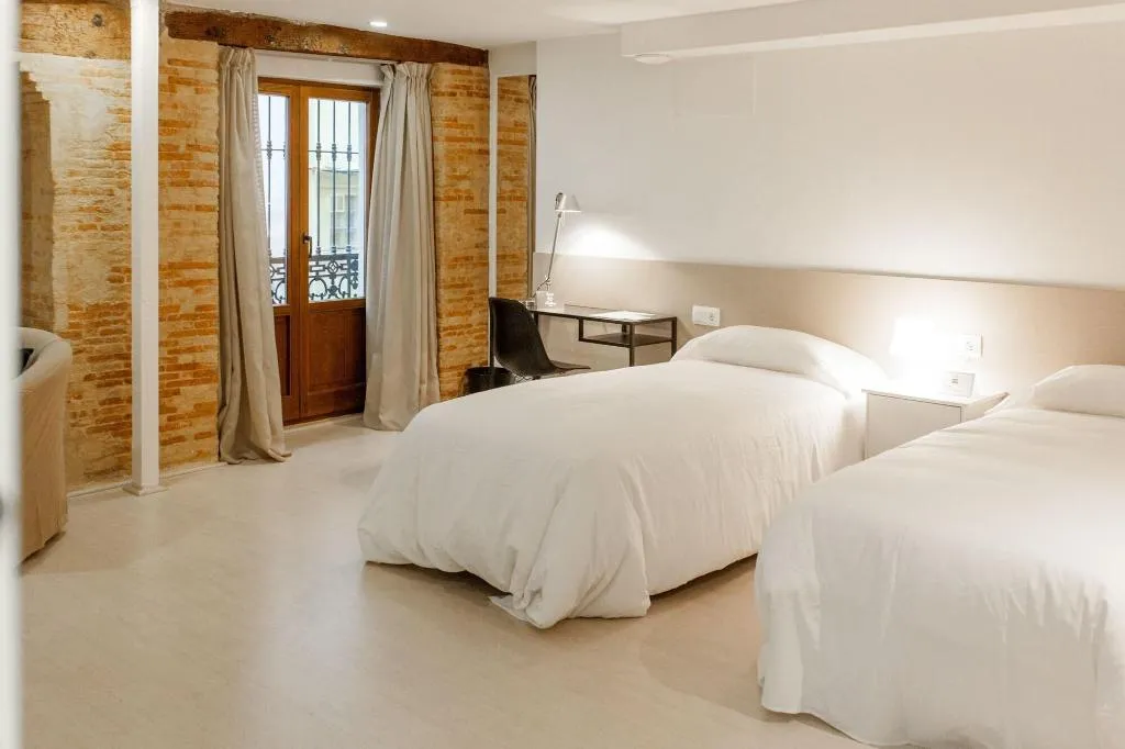 Room, Host & Home, Valencia