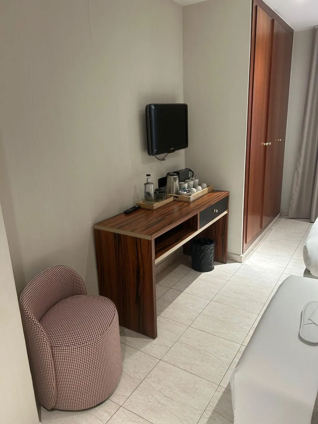 Room, California, Barcelona