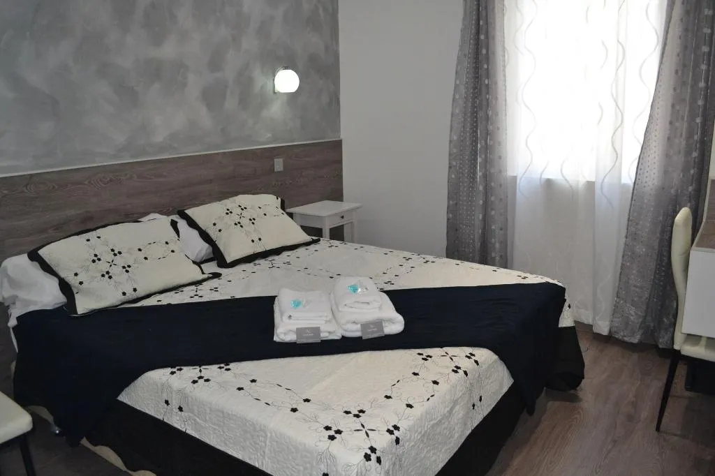 Room, Hostal Meyra, Madrid