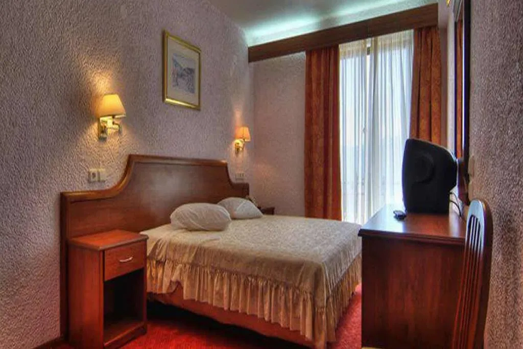 Room, King Iniohos, Athens