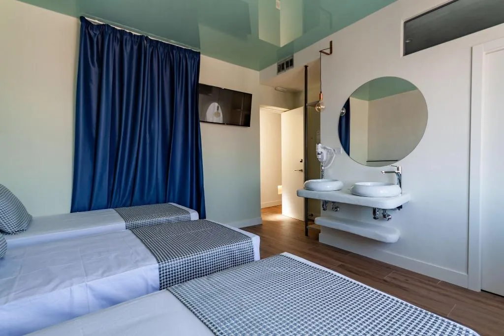 Room, Hostal Charlotte, Madrid