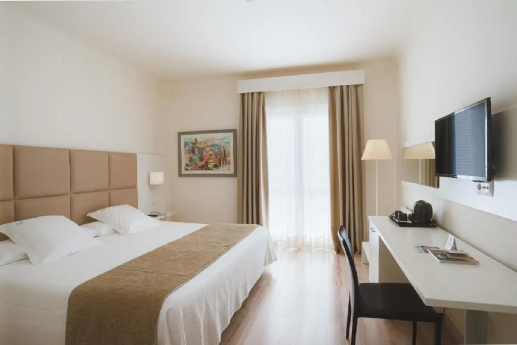 DOUBLE WITH BALCONY Room, Hotel Pirineos Figueres by Pierre & Vacances, Costa Brava