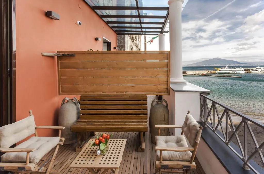 Room, Yacht Club Capo Cervo Suites, Naples
