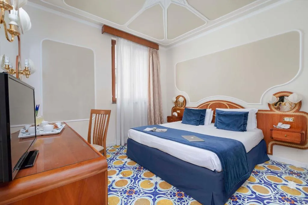 Double or Twin PARTIAL SEA VIEW Room, Alimuri Bay Resort, Naples
