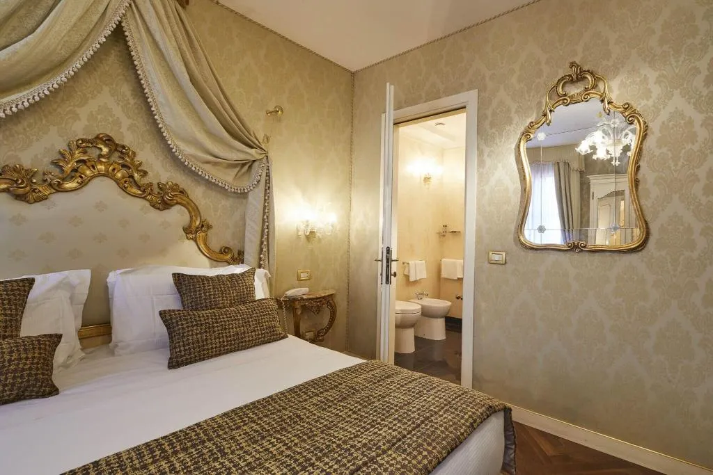 DOUBLE SUPERIOR WITH DOUBLE BED Room, La Locanda di Orsaria, Venice