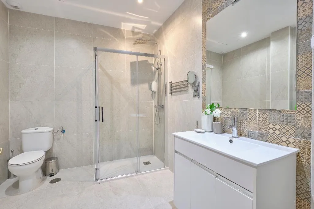 APARTMENT FOUR BEDROOMS Room, Apartamentos en Sol, Madrid