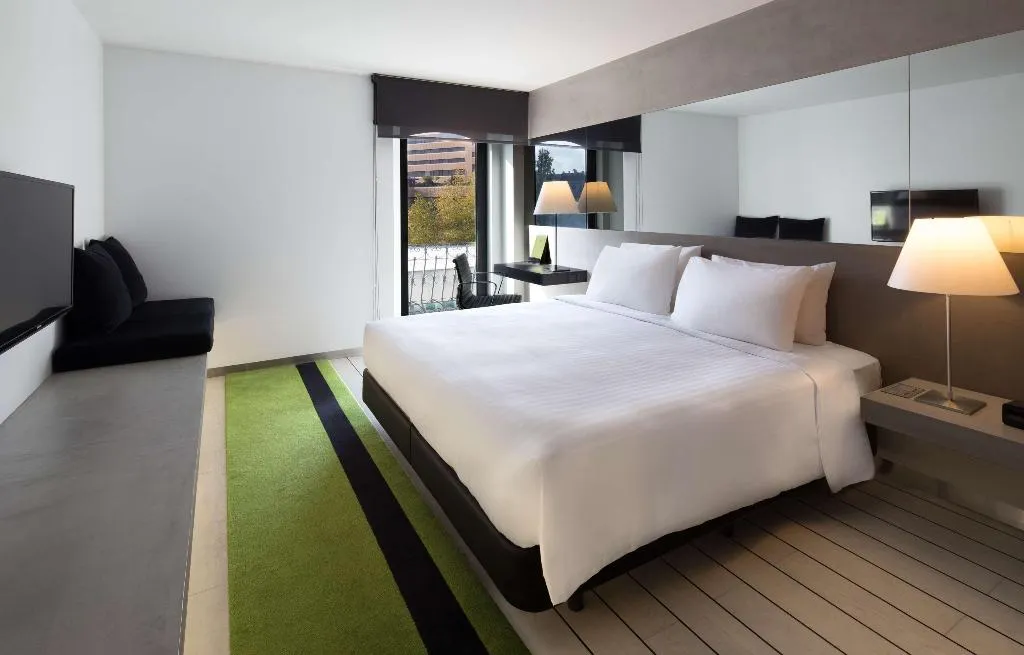 DOUBLE GUEST ROOM KING BED Room, Doubletree by Hilton Lisbon - Fontana Park, Lisbon