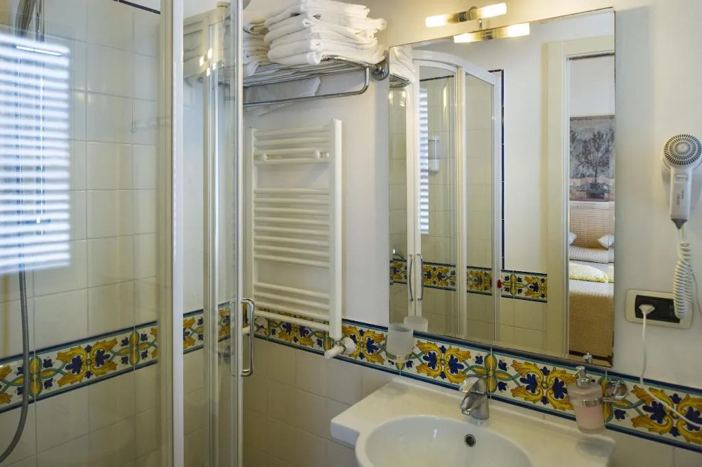 TRIPLE TWO BEDS Room, Bellevue, Naples