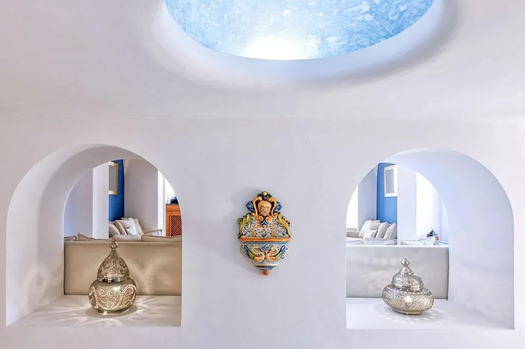 Lobby, Miramare e Castello, Naples