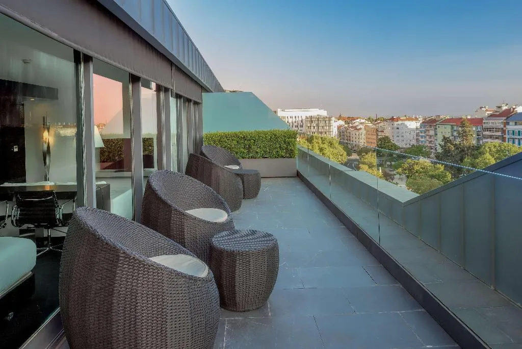JUNIOR SUITE KING SIZE BED Room, Doubletree by Hilton Lisbon - Fontana Park, Lisbon