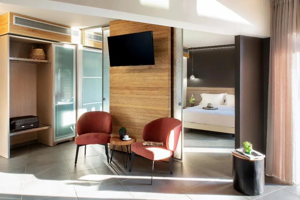 FAMILY ROOM WITH PRIVATE POOL Room, Blue Dolphin, Thessaloniki