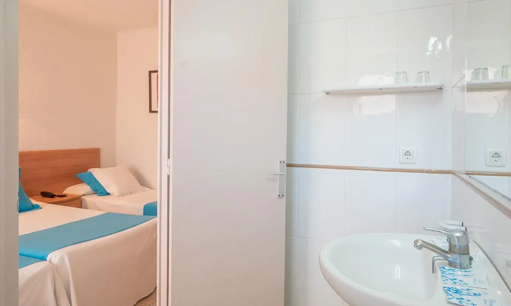 TRIPLE SUPERIOR Room, Checkin Pineda, Costa Brava