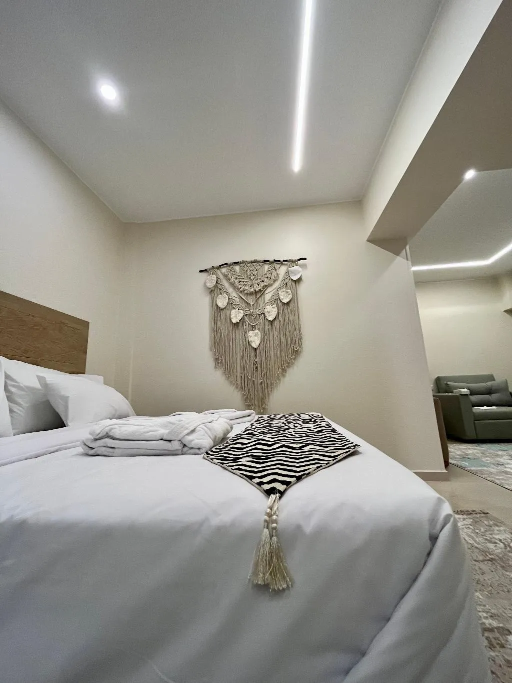 SUITE DELUXE CAPACITY 4 Room, The Gate Hotel Front Pyramids & Sphinx View Hotel, Cairo