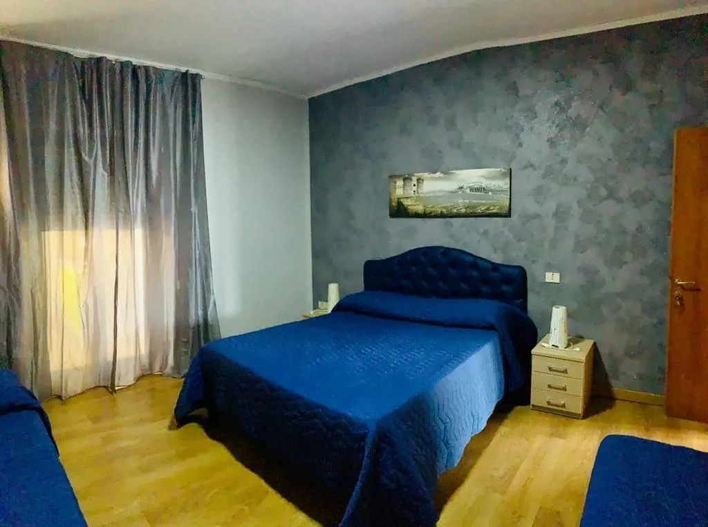 Room, B&B Sirentum, Naples