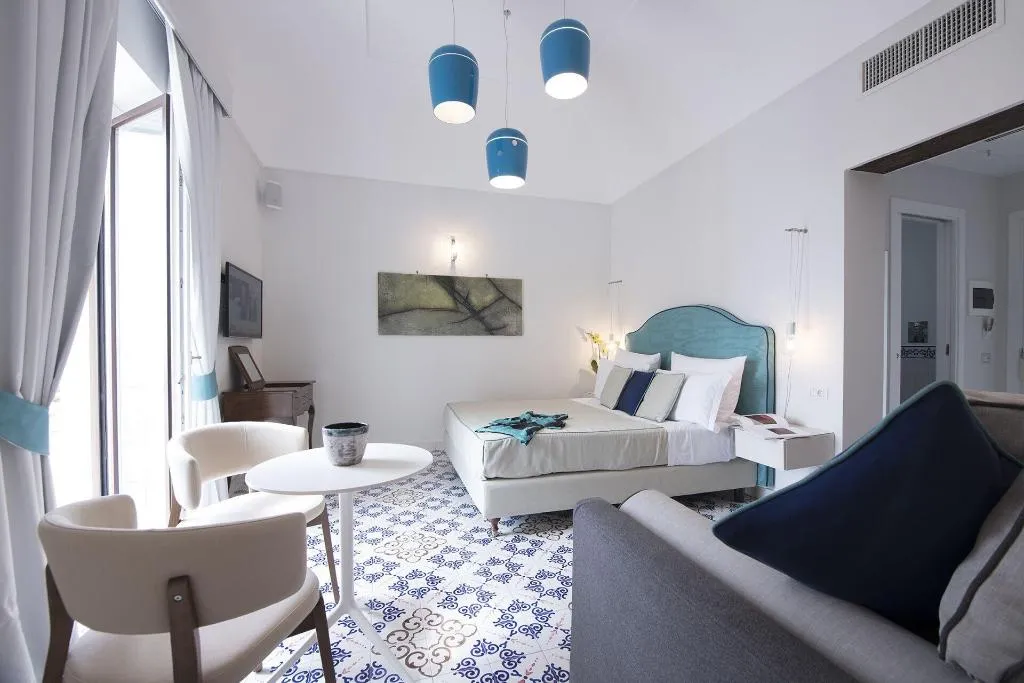 Room, Diecisedici, Naples