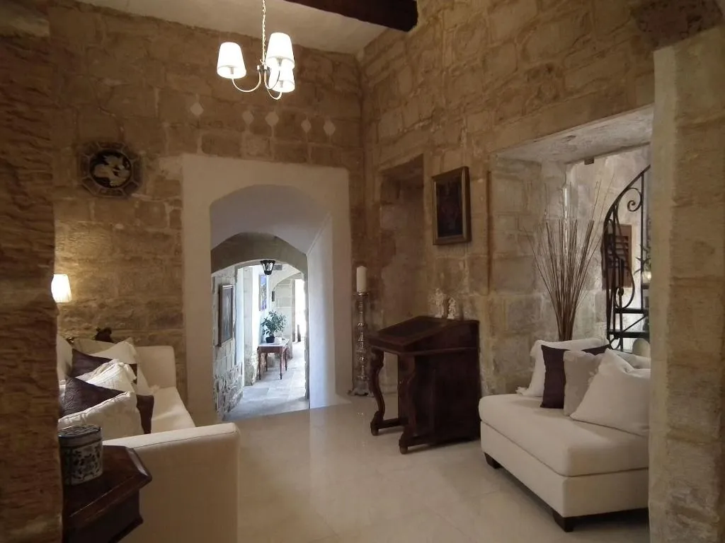 Lobby, Loggia Mariposa, Malta
