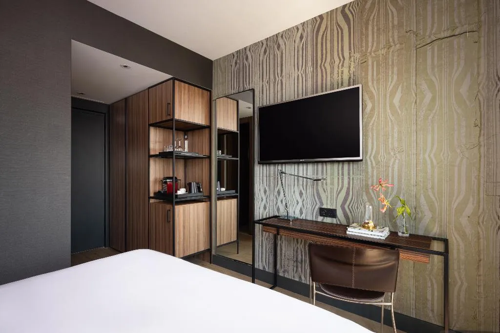 TRIPLE PREMIUM Room, NH Collection Amsterdam Flower Market, Amsterdam