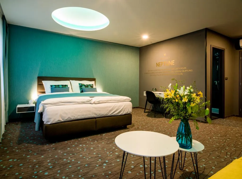 SUITE QUEEN SIZE BED Room, Rooftop Planet Prague Hotel, Prague