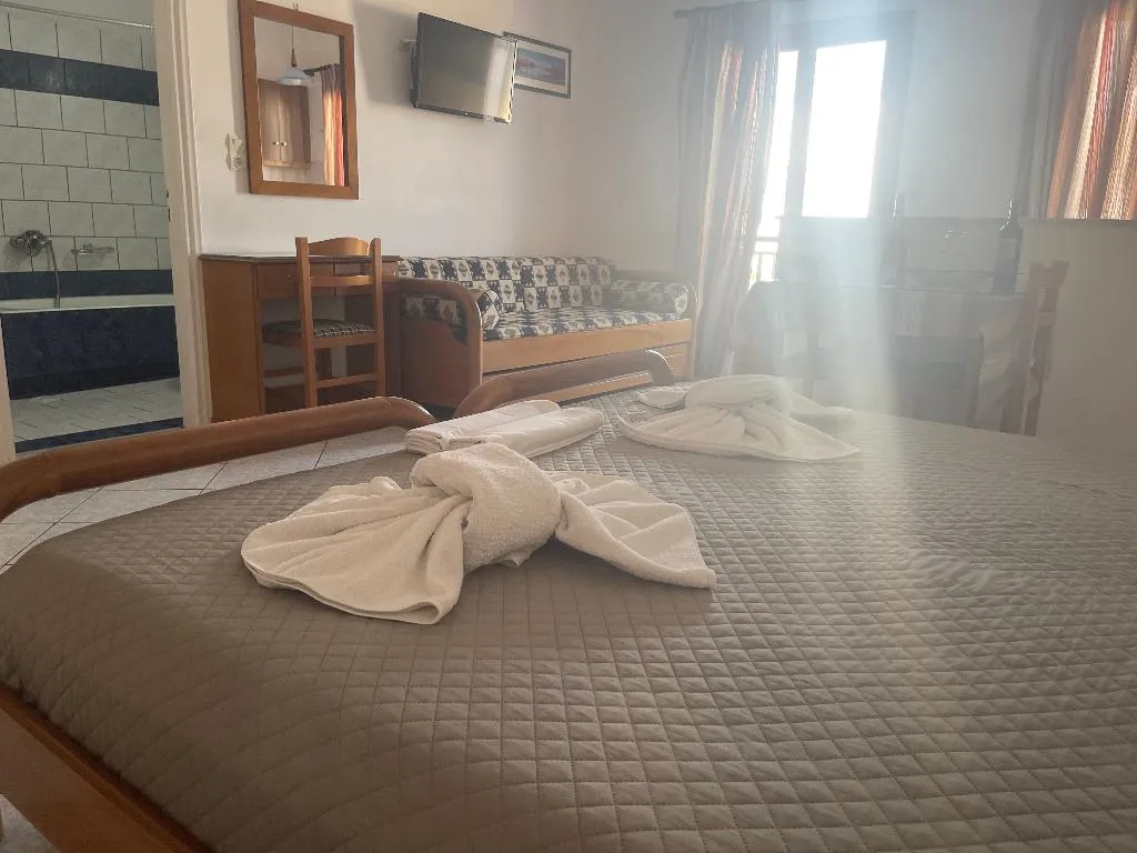 TRIPLE CLASSIC Room, Tarelis Apartmens Studios, Santorini