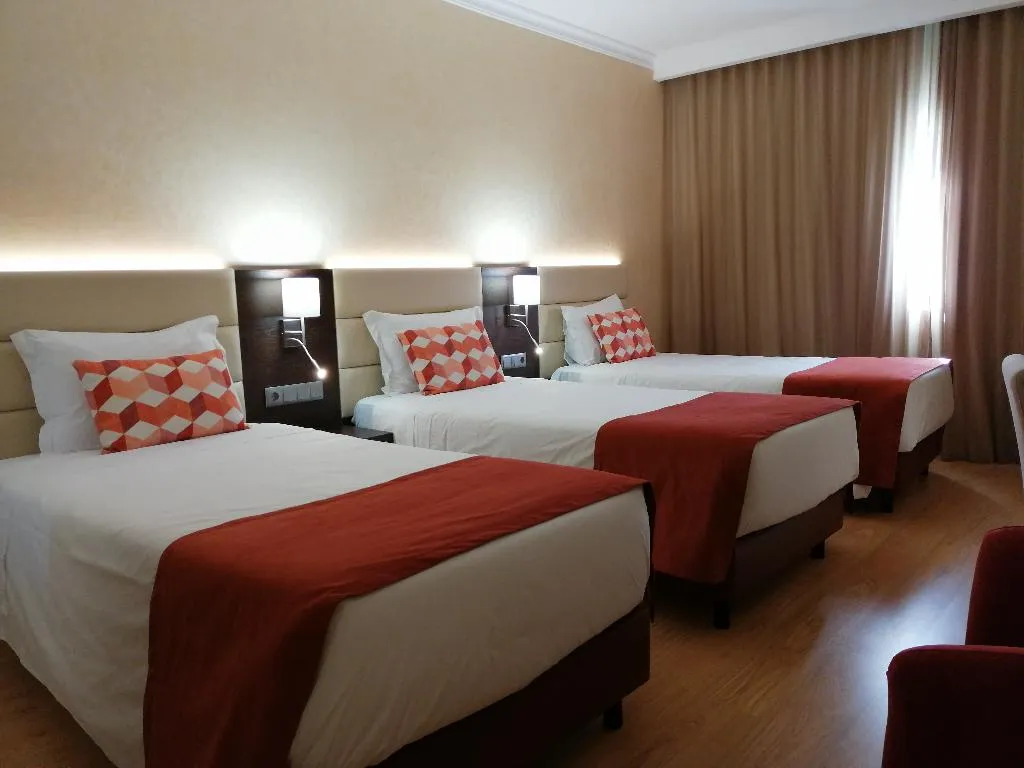Room, Monaco, Algarve