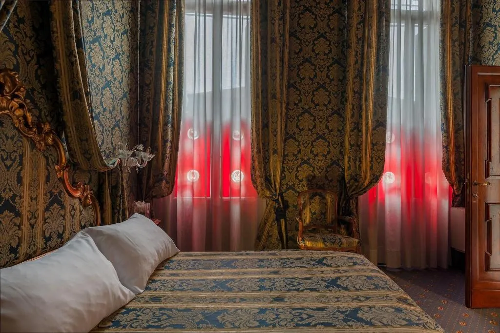 Room, Hotel Al Ponte Antico, Venice