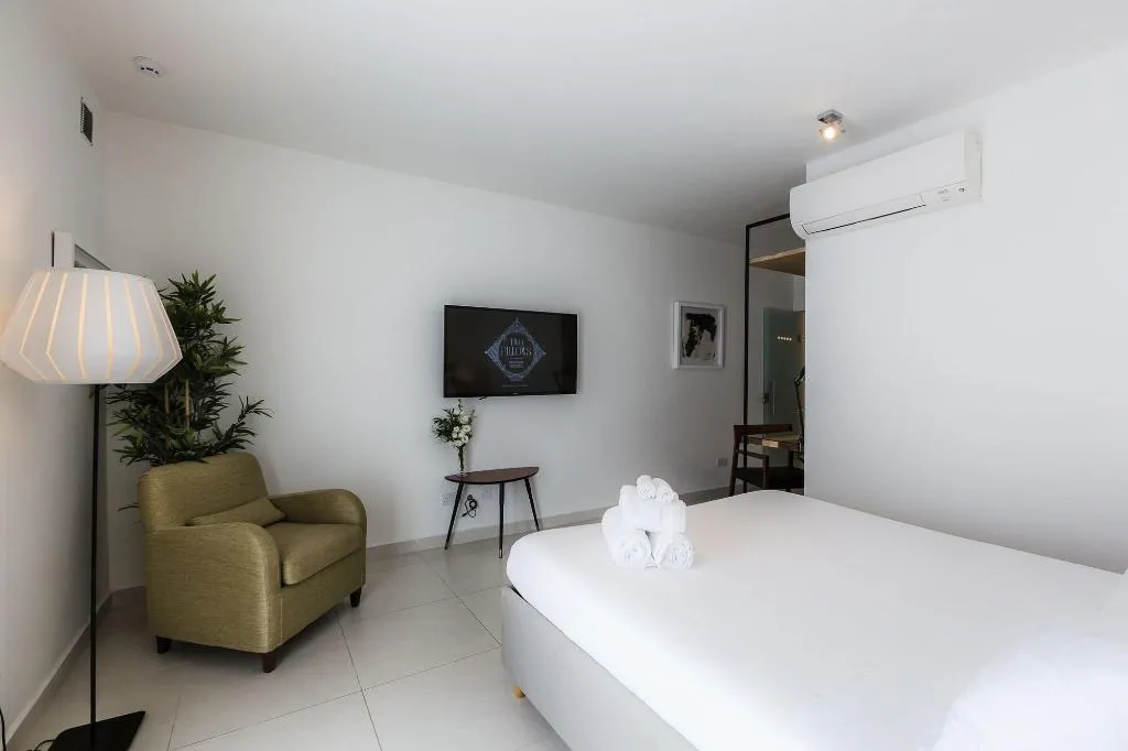 Room, Two Pillows Boutique Hostel, Malta