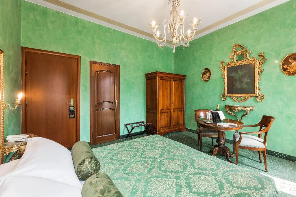 Double or Twin DELUXE CANAL VIEW Room, Marconi, Venice