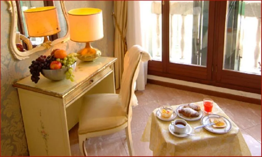 TRIPLE STANDARD Room, Hotel Canal, Venice