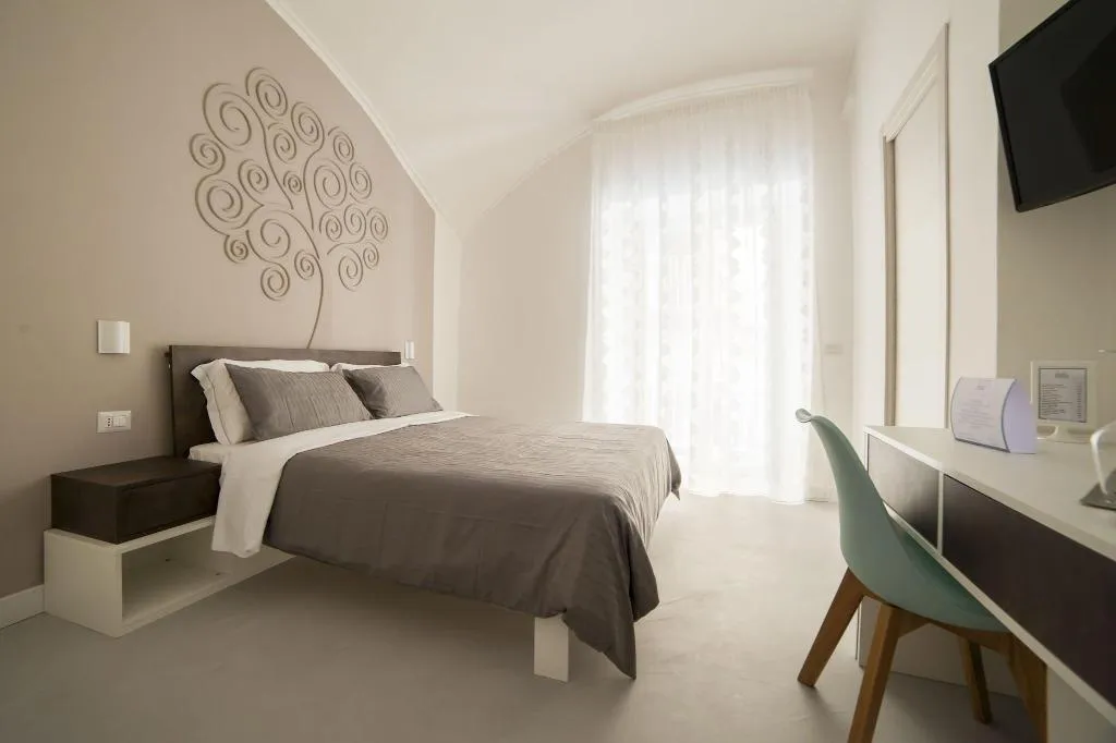 Room, Dada Suite, Naples
